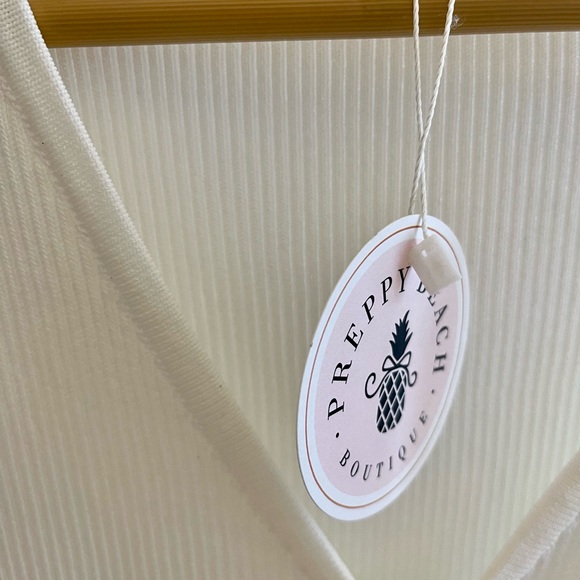 Sleeveless Miss Love zippered crop sweater vest. Looks cute with so many things. - Picture 4 of 5